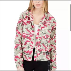 Raincoat pink camo Calvin Klein NWT